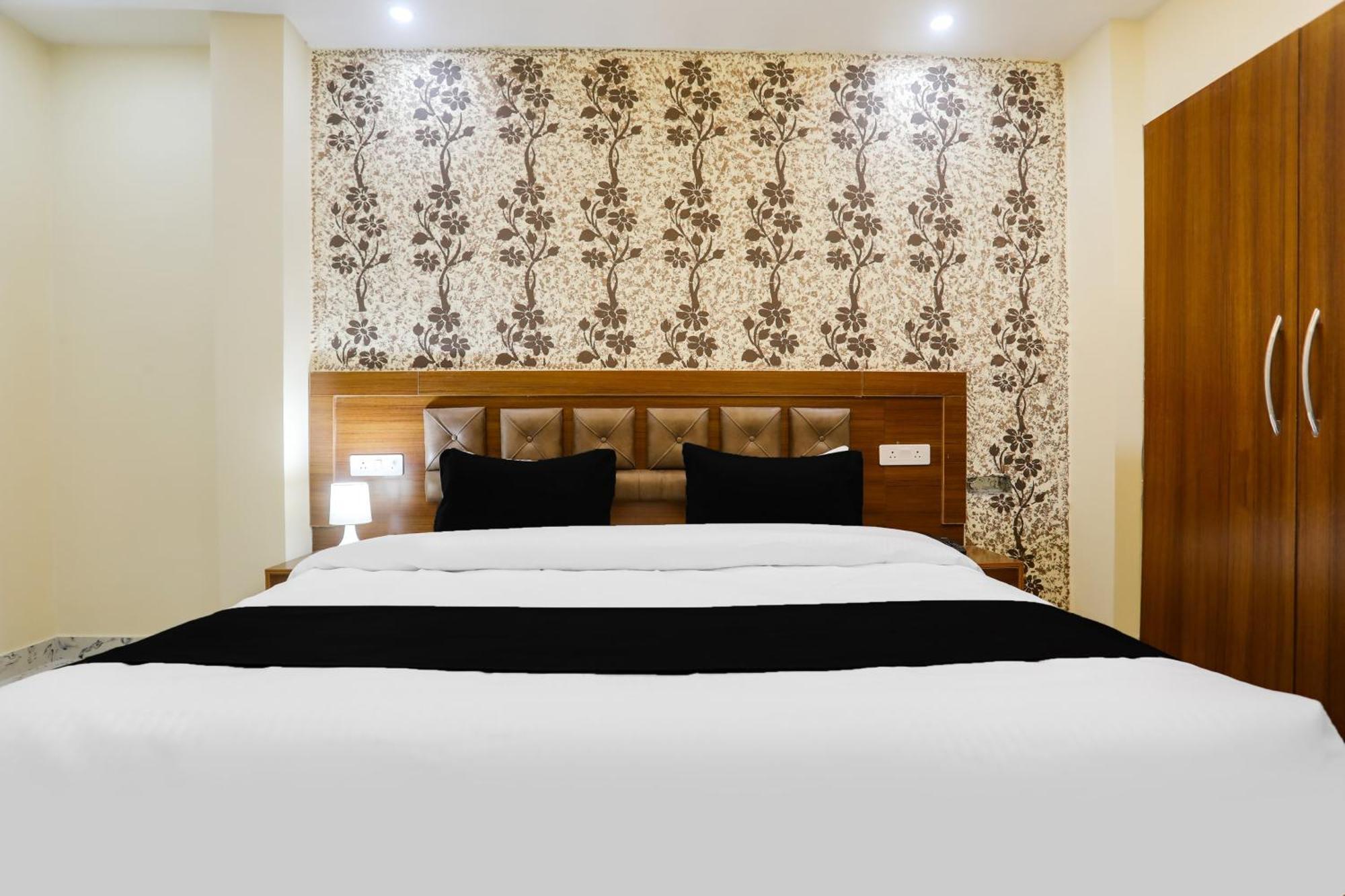 Super Townhouse Ghunghrani Street Godowlia Formerly Raghuveer Temple Hotel *